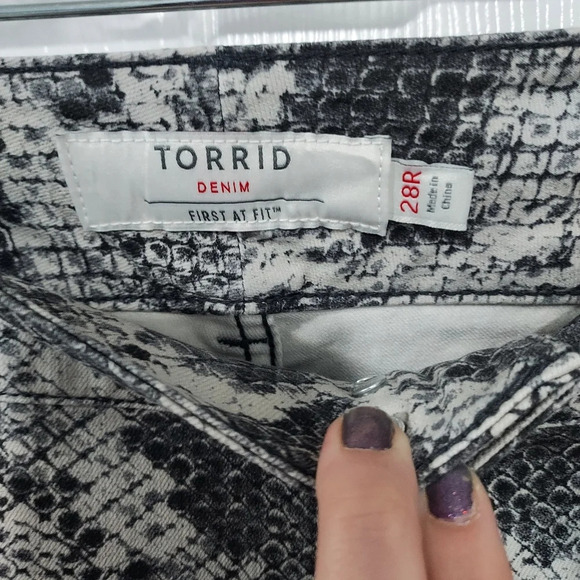 Torrid Jegging - Super Stretch Grey Snakeskin Print in Size 28R - Picture 14 of 16